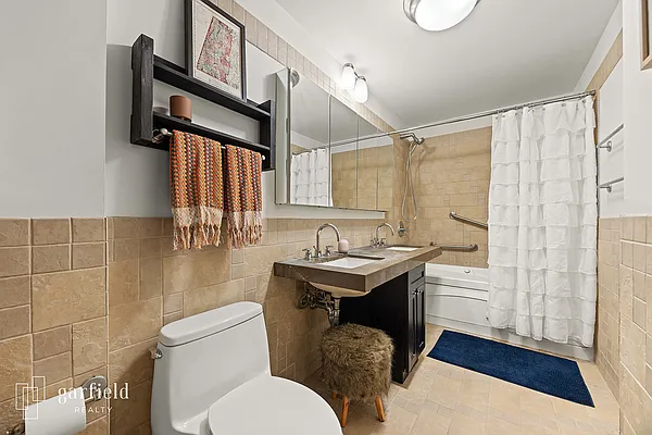 Bathroom, photo 1