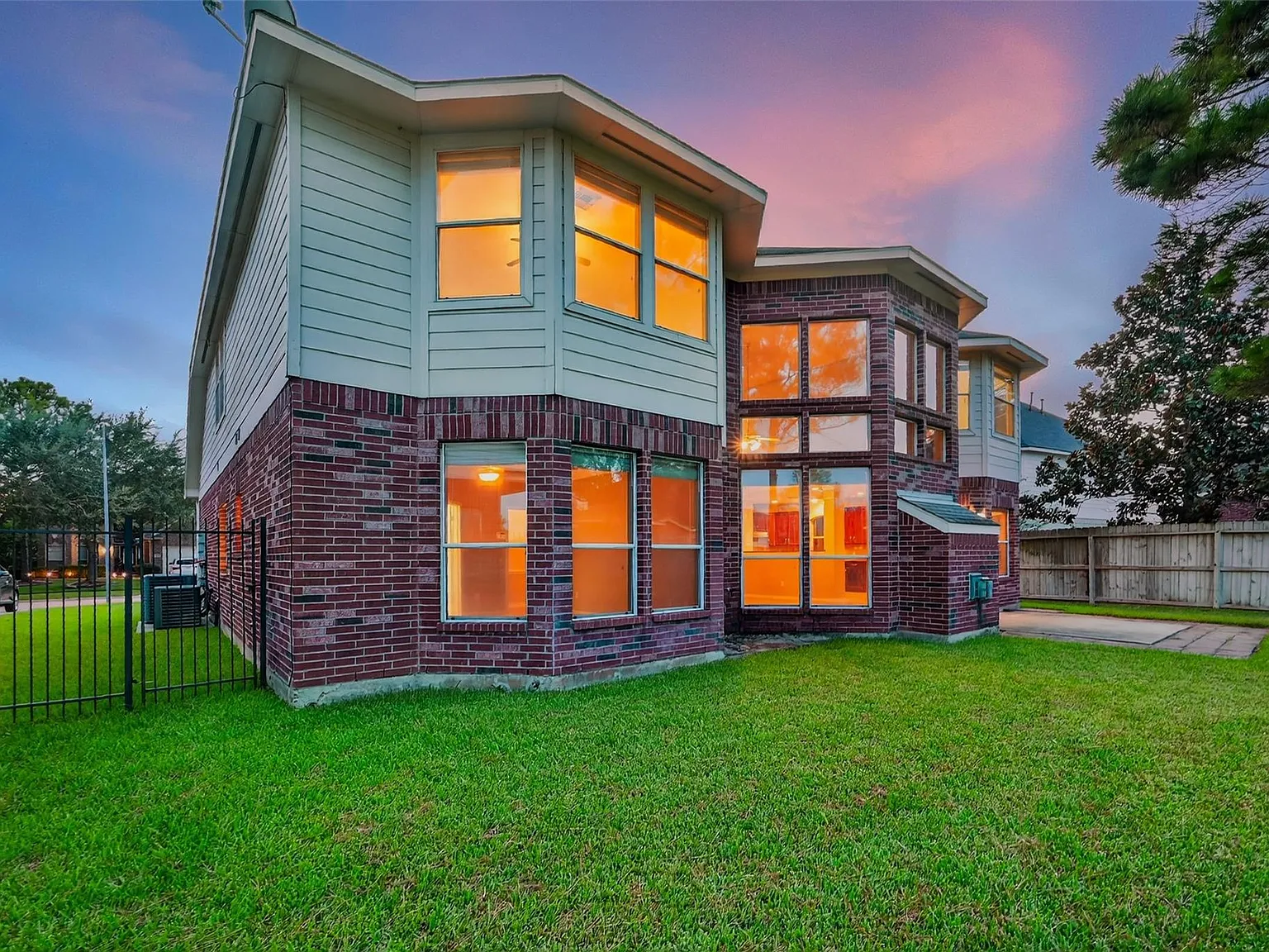 5 bed, 3.5 bath, 3773 sqft, $3,600 — Photo 2