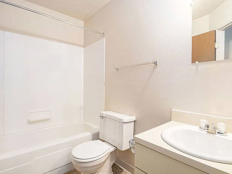Hickory Village Apartments — Photo 53