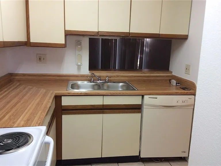 852 W Collins St — Photo 4