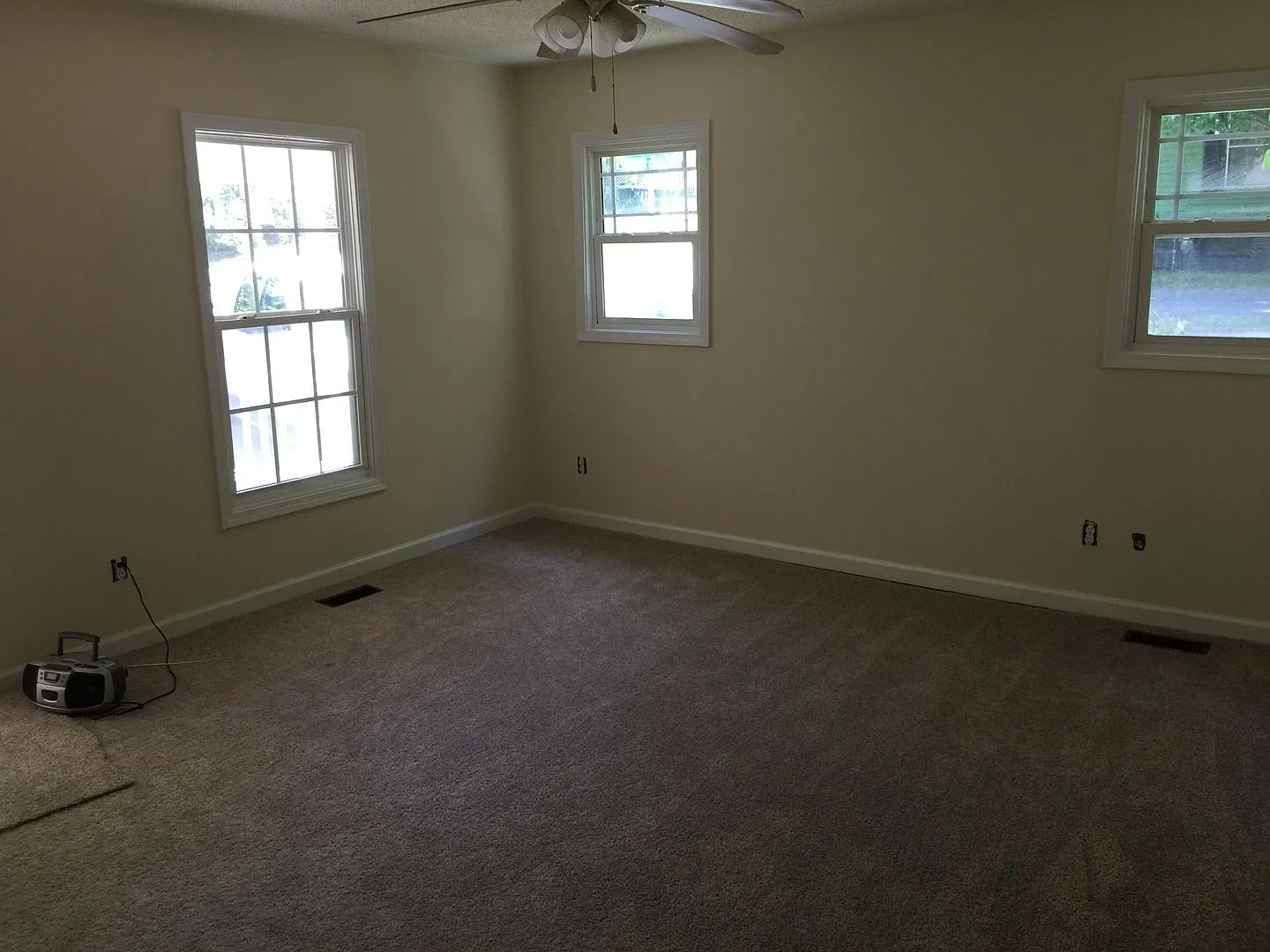 Cute @BR/1.5BA refinished Bungalow — Photo 3