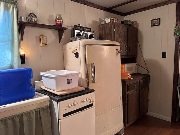 4th image of 992 Ames Cir