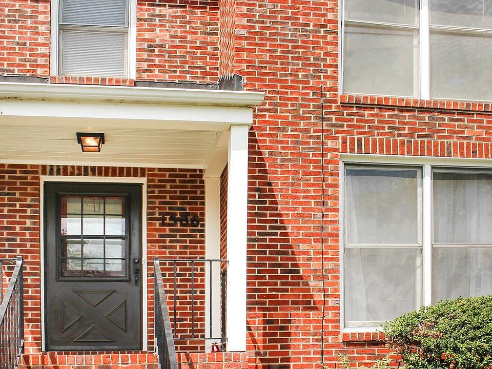Beautiful, bright and within walking distance to VCU and shops, dining and entertainment!