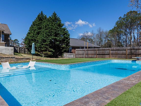 2nd image of 3203 Hillcrest Dr