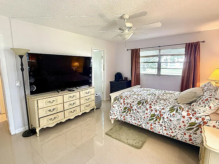 21 Newport B — Photo 19