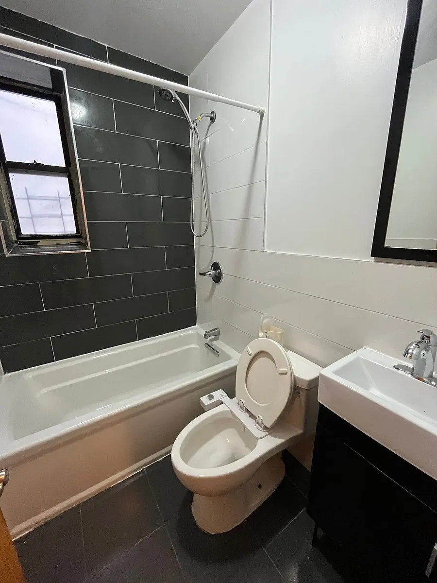 Building Photo - 354 E 21st St #4B