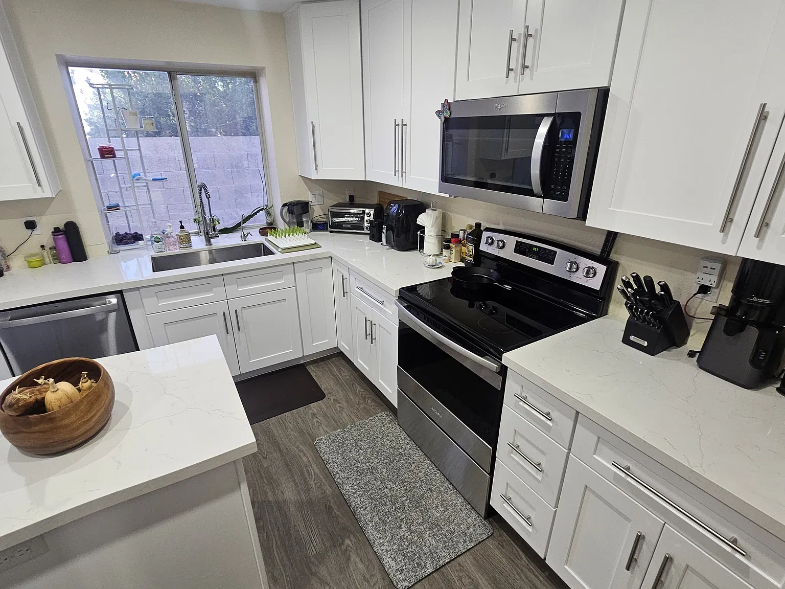 4 bed, 2.5 bath, 2471 sqft, $4,200 — Photo 3