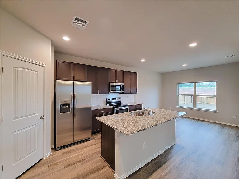 942 Amesbury Ct — Photo 6
