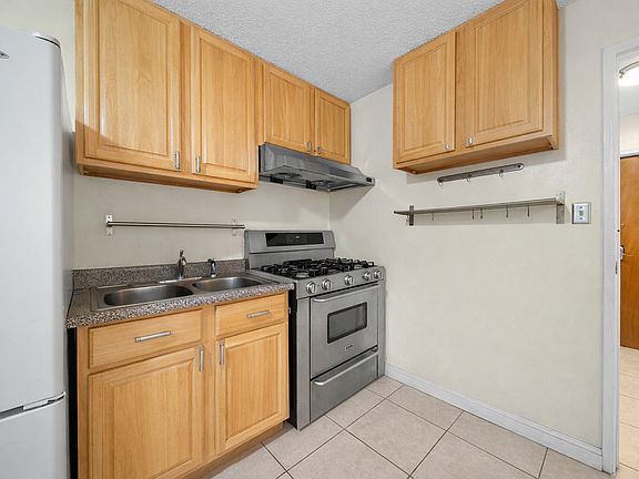 3rd image of 1337 Douglas St #1