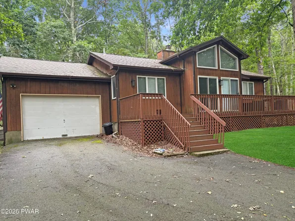 129 Surrey Ln, Hawley, PA 18428