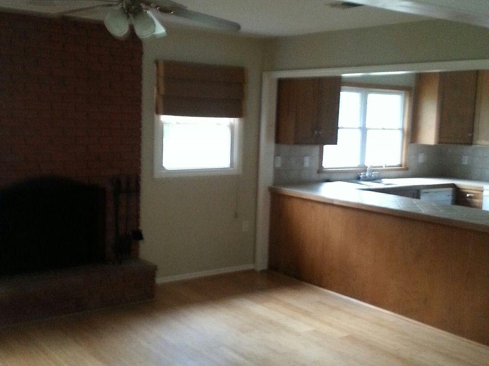 2nd image of 203 Oak Park Dr