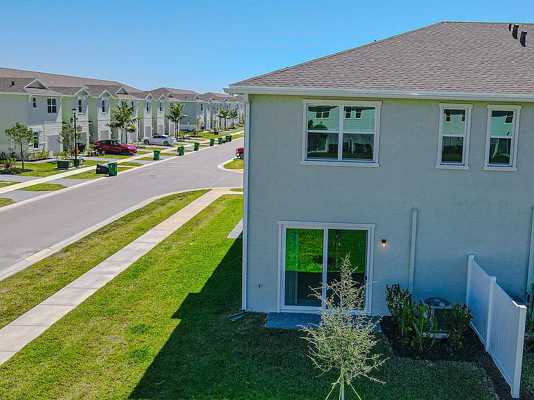 503 SE Rivergrass St — Photo 5