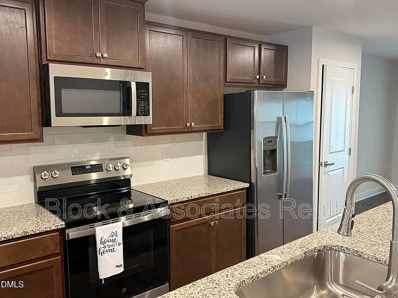 3 bed, 2.5 bath, $1,900 — Photo 4