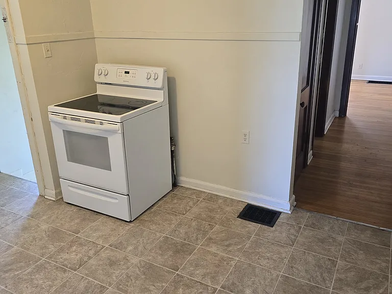 2528 Lincoln St — Photo 3