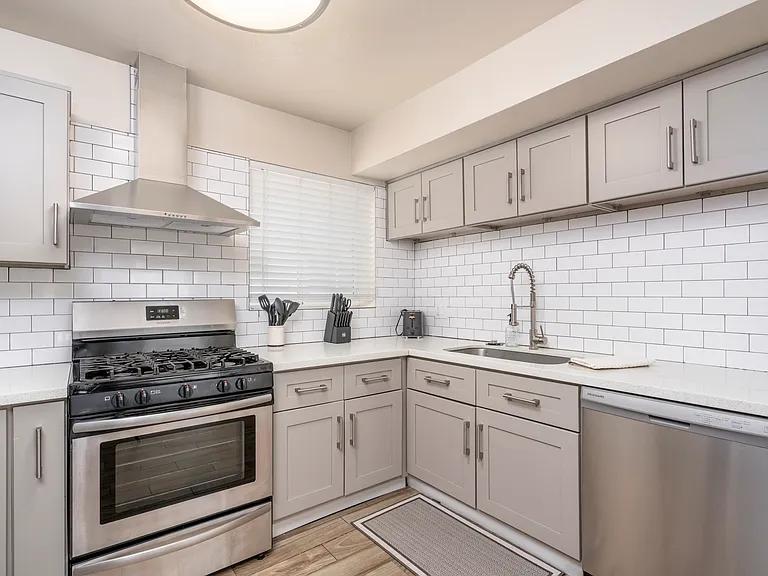 402 W Earll Dr #1 — Photo 12