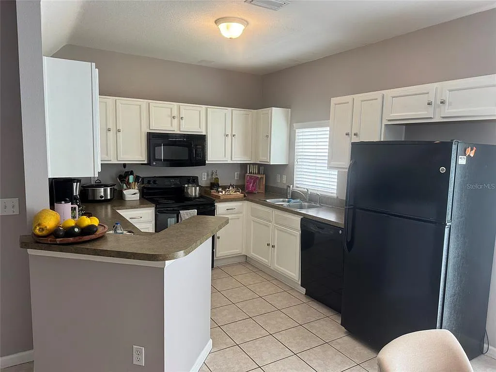 3 bed, 2.5 bath, 1388 sqft, $2,000 — Photo 3