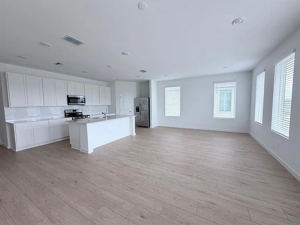 4 bed, 2.0 bath, 1872 sqft, $2,300 — Photo 3