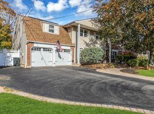 27 Hollister Lane, Islip, NY 11751