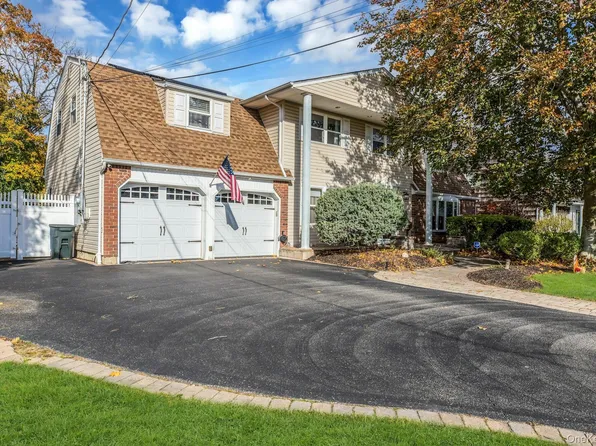 27 Hollister Lane, Islip, NY 11751