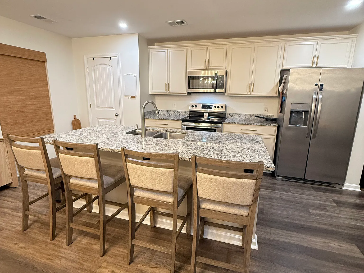 4 bed, 2061 sqft, $2,450 — Photo 4
