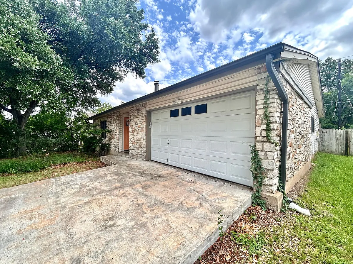 Building Photo - 3305 Oak Aly