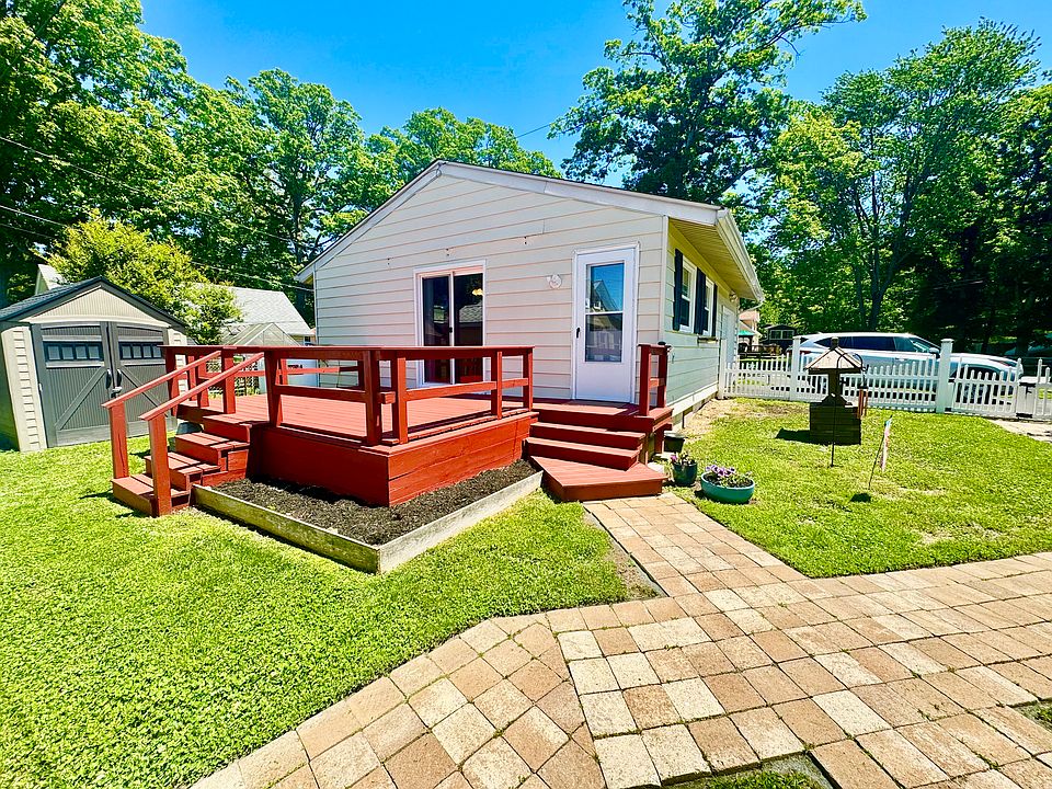 Entry way with your own deck with water views of West River.