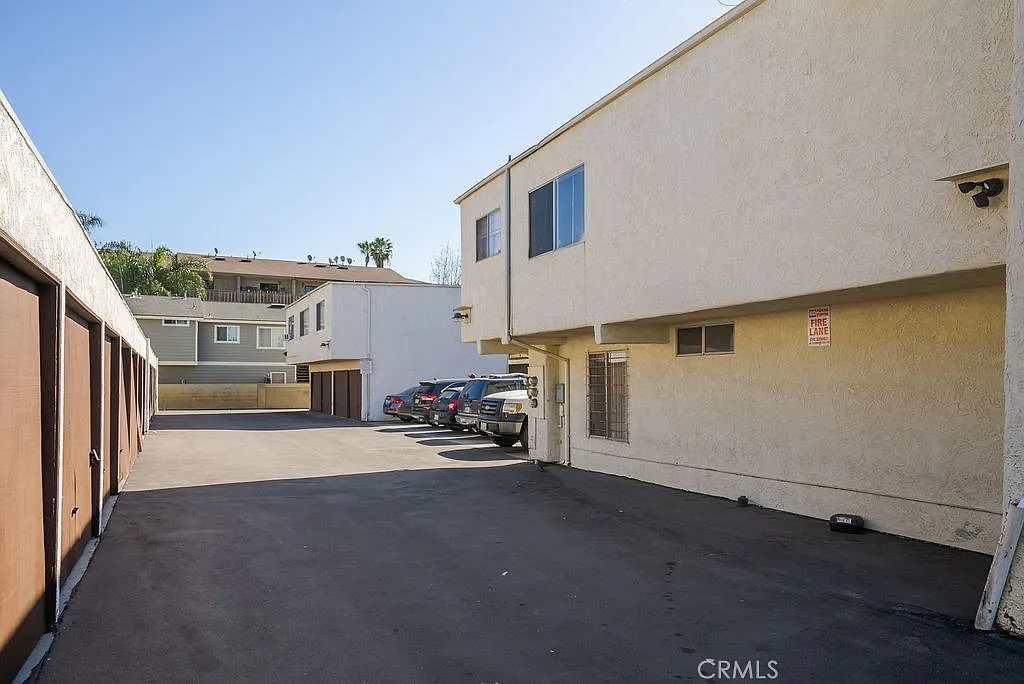 2 bed, 800 sqft, $2,500 — Photo 3