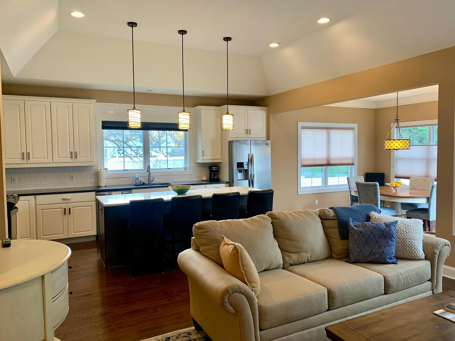 3 bed, 2.5 bath, 2355 sqft, $3,975 — Photo 2