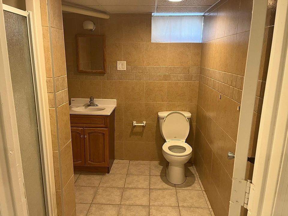 2nd image of 200 Oak St Floor 1