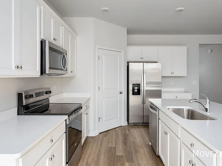 179 N Farmhouse Dr — Photo 2