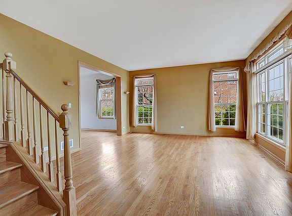 3rd image of 345 Erie Ct