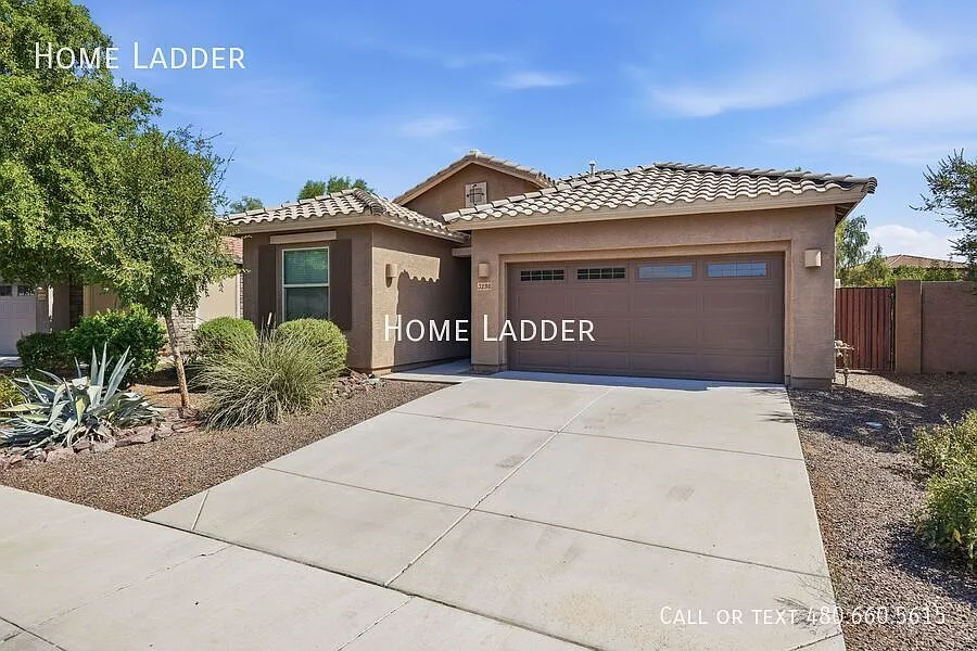 Modern 5-Bedroom Home in Sought-After Layton Lakes! — Photo 2