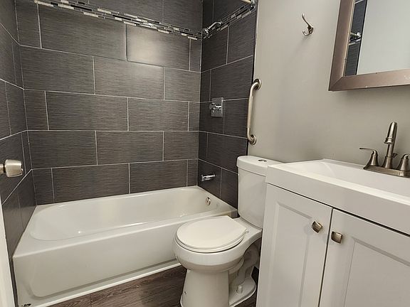 5th image of 724 Walnut St