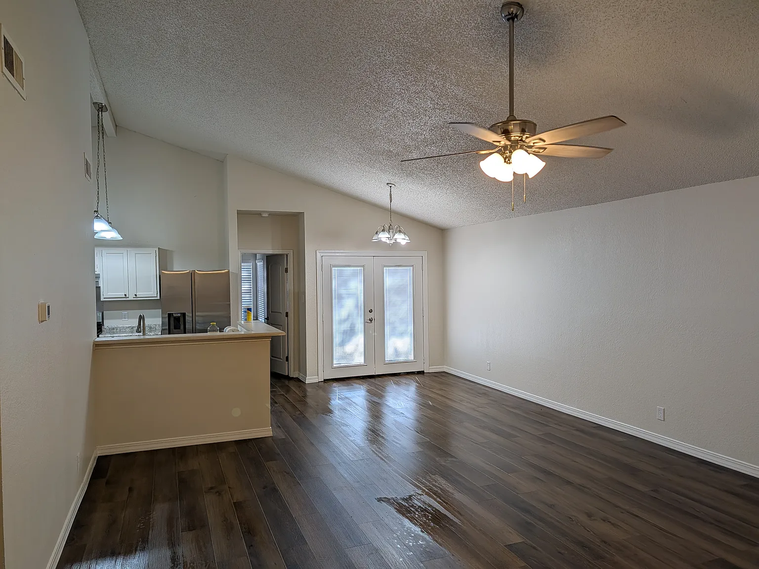 3 bed, 1442 sqft, $1,900 — Photo 2