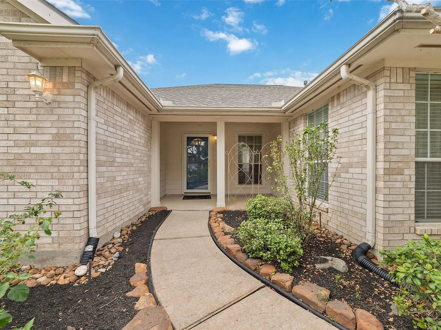 3 bed, 2.0 bath, 2375 sqft, $2,300 — Photo 3