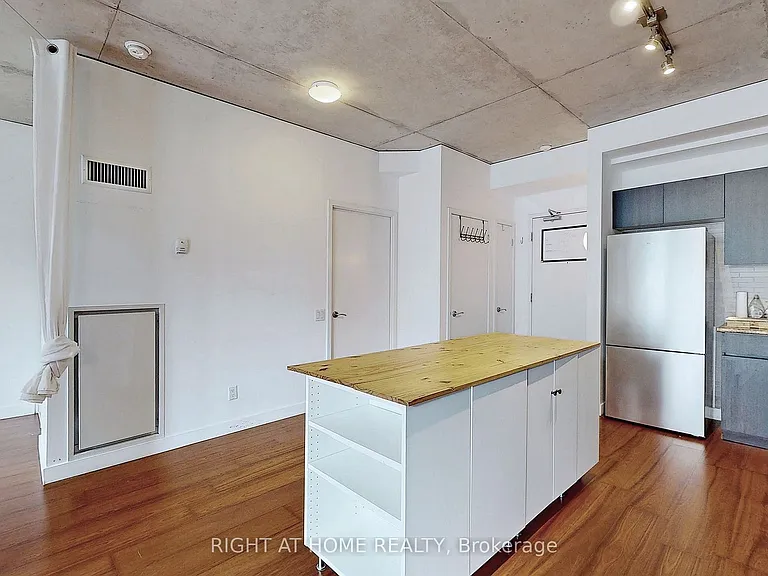 38 Niagara St #312 — Photo 9