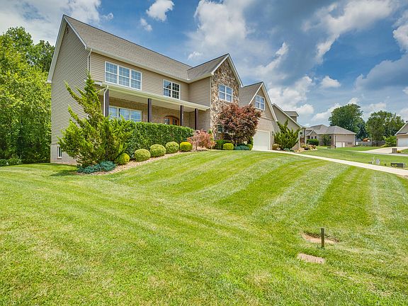 3rd image of 426 Glen Oaks Dr