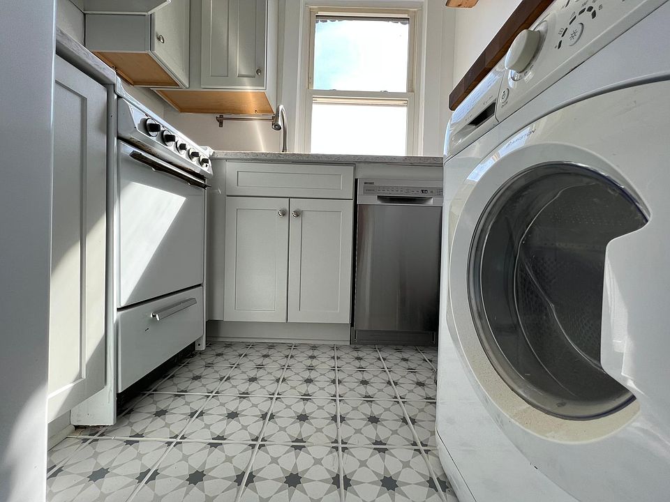Kitchen showing w/d combo