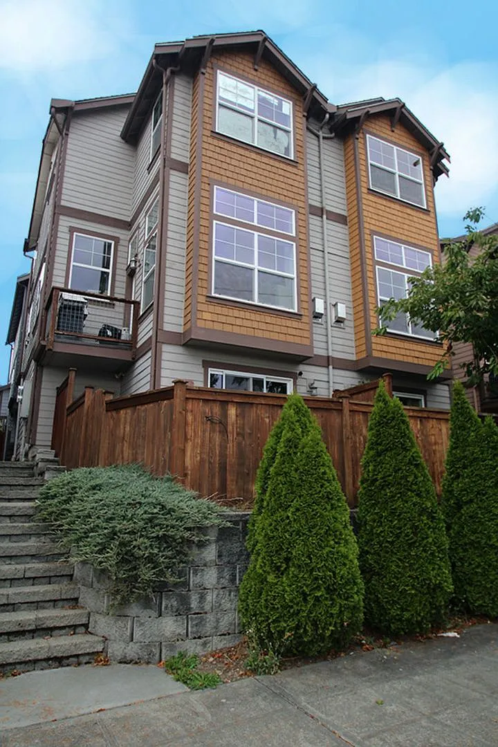 3 Bed Seattle Townhome For Rent W High End Finishes & Easy Commute — Photo 2