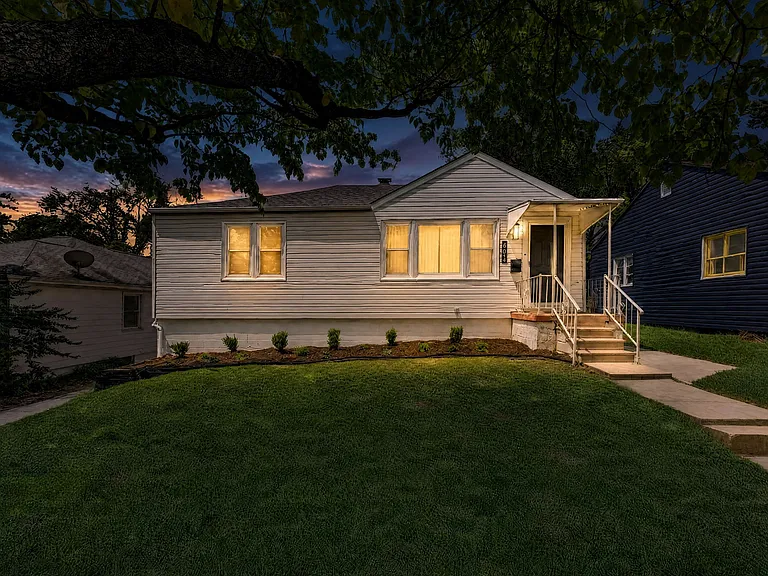 437 Warfield Ave — Photo 1