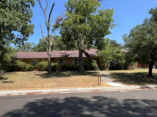 1203 Clover Ln, Denton, TX 76209