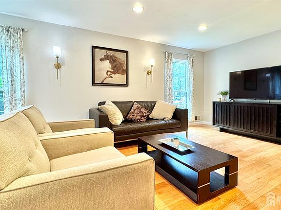 2nd image of 507 Timber Oaks Rd