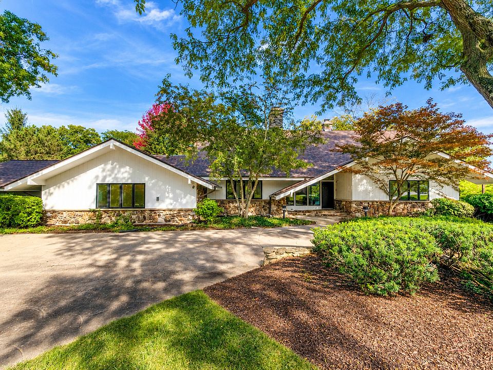 1st image of 2435 Lexington Dr