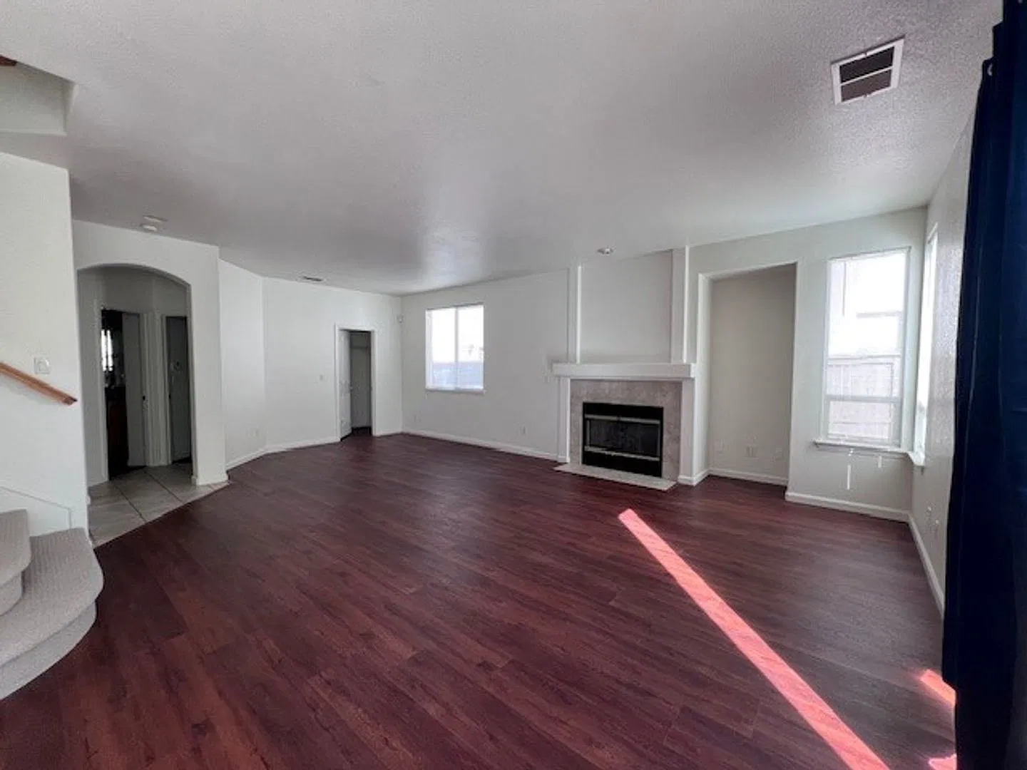 Spacious Elk Grove Home with fresh paint, laminate flooring and close to schools and parks. — Photo 4