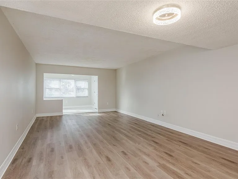 8 Glencoe Pl #104 — Photo 6