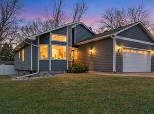 1129 Ridgecrest Dr, Vermillion, SD 57069