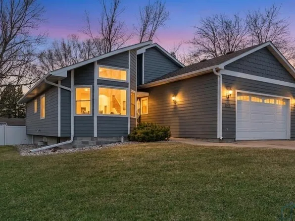 1129 Ridgecrest Dr, Vermillion, SD 57069