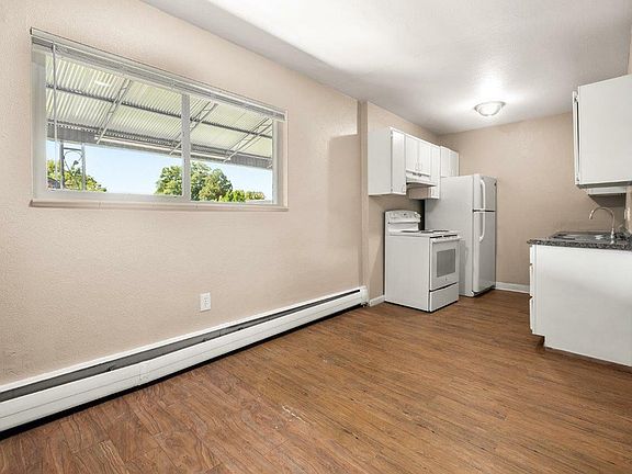 Step into this bright and spacious kitchen, perfect for culinary adventures. Step into this bright and spacious kitchen, perfect for culinary adventures.