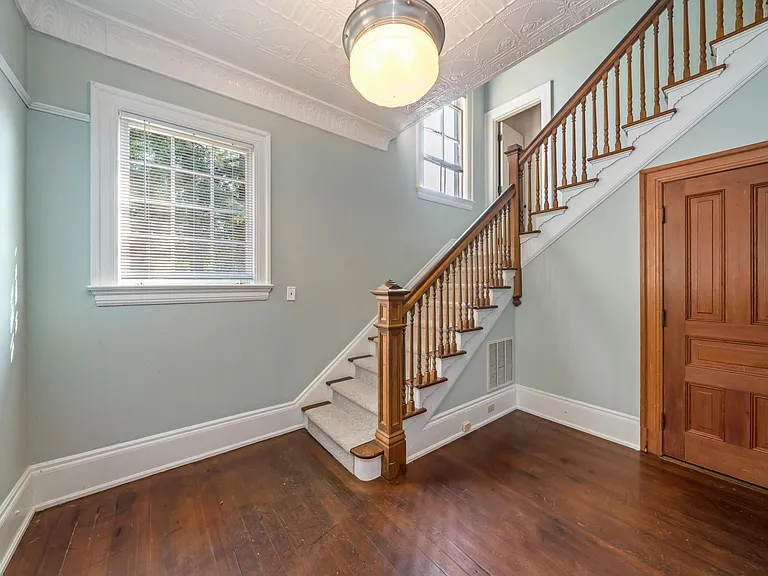 583 Russell Dr — Photo 9