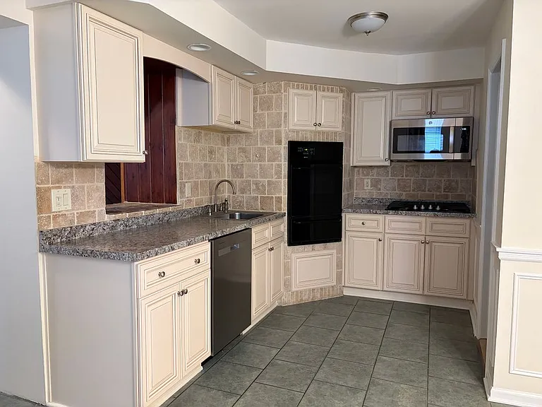 283 Orchard St #1 — Photo 12
